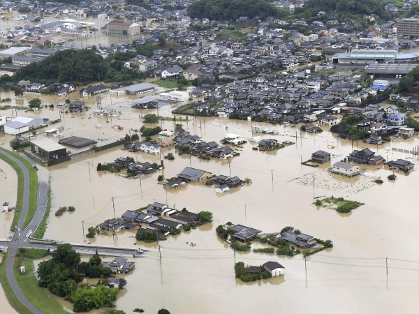 Най-малко 710 000 души в Югозападна Япония получиха от местните