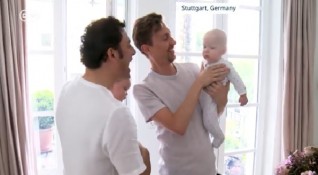 Джони и Щефан са двама щастливи татковци с две бебета