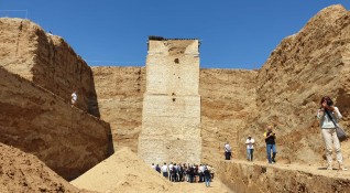 Премиерът Бойко Борисов посети археологическите проучвания на най голямата надгробна могила