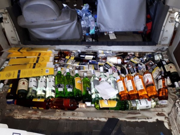 Алкохол, скрит в двойно дъно на микробус, задържаха митнически служители