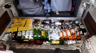 Алкохол скрит в двойно дъно на микробус задържаха митнически служители