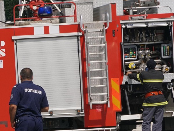 Двама души пострадаха при пожар в жилищна сграда в Благоевград,