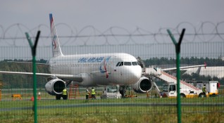 Руски пътнически самолет кацна принудително след сблъсък с птици За