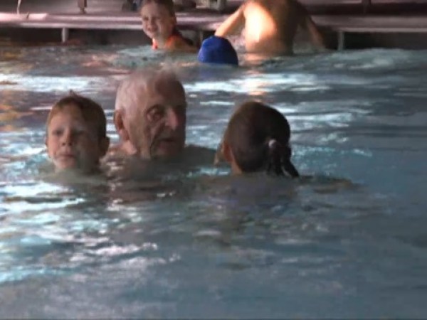 Лео Кухвалек е сигурно най-възрастният учител по плуване. В басейна