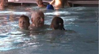 Лео Кухвалек е сигурно най възрастният учител по плуване В басейна