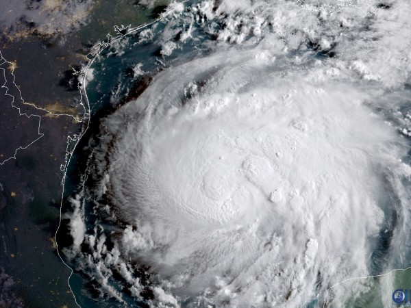 Метеоролозите съобщиха, че ураганът Дориан, броени часове след като стана