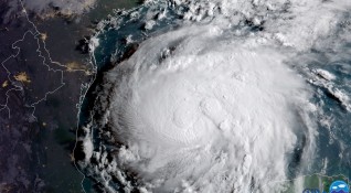 Метеоролозите съобщиха че ураганът Дориан броени часове след като стана