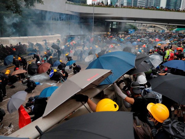 Хиляди хора излязоха днес по улиците в центъра на Хонконг