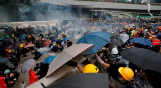 Хиляди хора излязоха днес по улиците в центъра на Хонконг