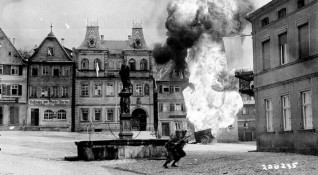 В 4 40 сутринта пада първата бомба в Велун Започва Втората