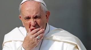 Папата пристигна със закъснение за неделното си обръщение към събралите