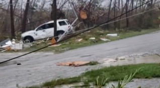 7 годишно момче стана първата жертва на урагана Дориан докато ветровете