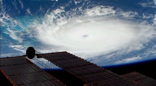 Ураганът Дориан отслабна във вторник до буря от 3 та категория