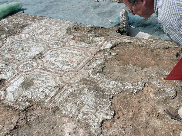 Древноримска мозайка, изобразяваща митично състезание с колесници, бе открита в