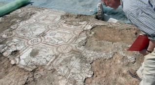 Древноримска мозайка изобразяваща митично състезание с колесници бе открита в