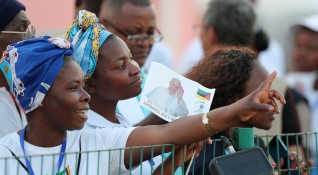 Папа Франциск започна обиколка из африкански страни с визита в