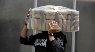 Около един тон кокаин и екстази са открити при претърсване