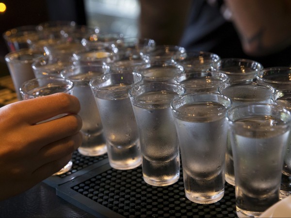 Българите изпиват средно по 12,3 л алкохол годишно, показва международно