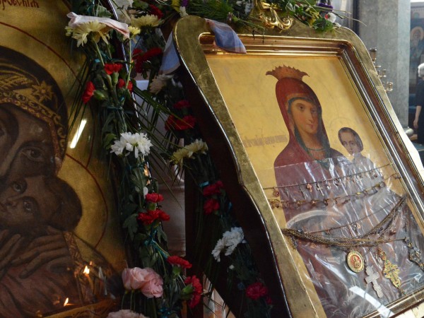 Православната църква отбелязва Рождество на Пресвета Богородица. По този повод