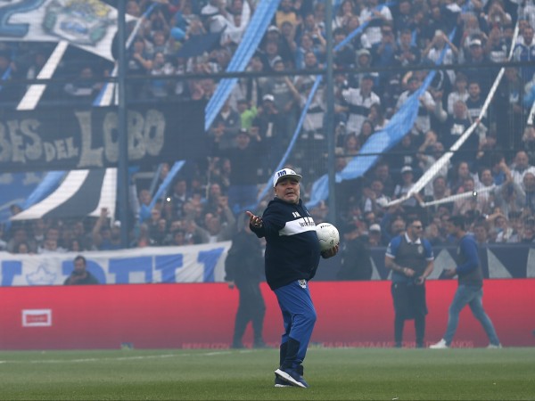 Хиляди фенове трогнаха до сълзи легендата Диего Марадона, който в