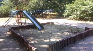 За опасна детска площадка в квартал Чайка във Варна алармира