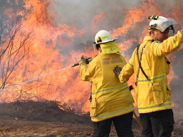 Гигантските пожари, бушуващи в Източна Австралия, може да продължат със
