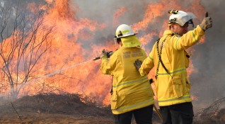 Гигантските пожари бушуващи в Източна Австралия може да продължат със