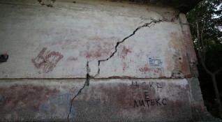 Стената на бившия военен имот на ул Булаир в Хасково е