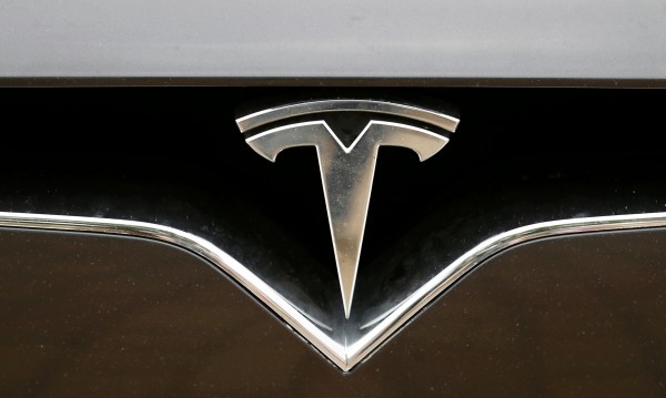         Tesla  100 /
