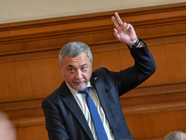 Лидерът на НФСБ Валери Симеонов представи в парламента книгата "Живи