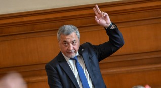Лидерът на НФСБ Валери Симеонов представи в парламента книгата Живи