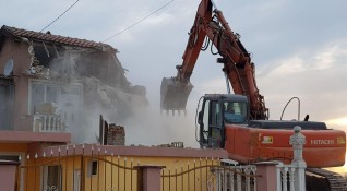 38 незаконни постройки се събарят в ромската махала Максуда във
