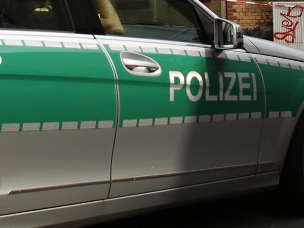 Германската полиция съобщи, че е застреляла мъж, който извадил оръжие,