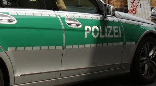 Германската полиция съобщи че е застреляла мъж който извадил оръжие