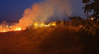 Голям пожар гори над град Котел Близо 100 пожарникари и