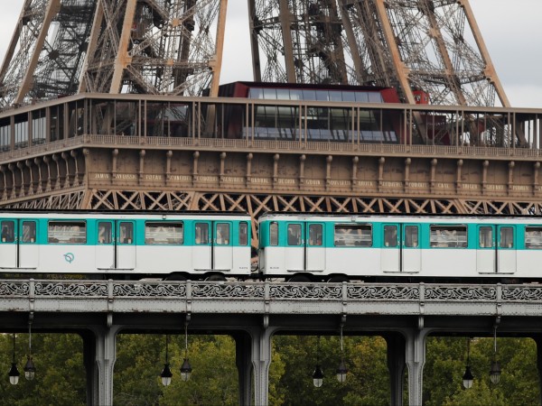 10 от общо 16-те линии на метрото в Париж днес
