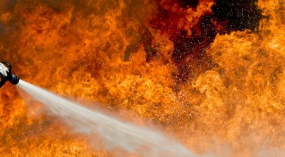 Пожарът край Котел продължава да гори Шест екипа на пожарната