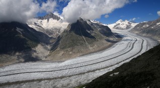 Впечатляващият Алечки ледник най големият в Алпите намиращ се в