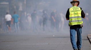 Жълтите жилетки излязоха на протест във Франция за 44 ти път