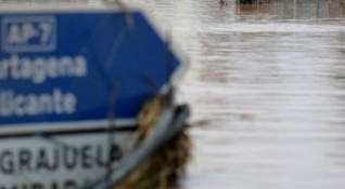 Най малко шестима души загинаха вследствие на наводненията причинени от започналите