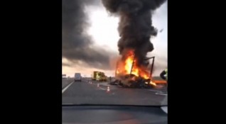 Ремарке на камион се запали в движение на магистрала Тракия Инцидентът