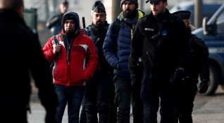 Еманюел Макрон призова за по строг режим и твърдост при отказване