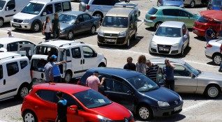 Продажбите на нови автомобили в Европа паднаха рязко през август