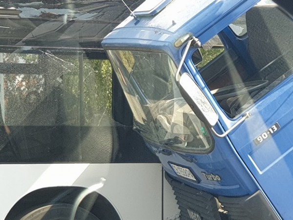 Камион блъсна автобус от столичния "Градски транспорт“, пътуващ по линия