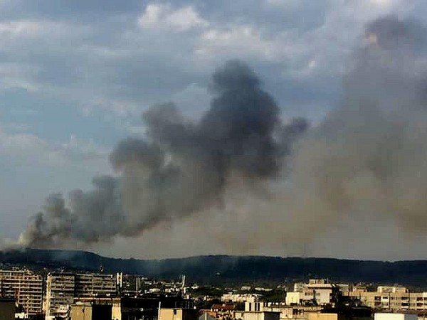 Пожар гори близо до варненския квартал "Възраждане", съобщава БТА. Сигналът