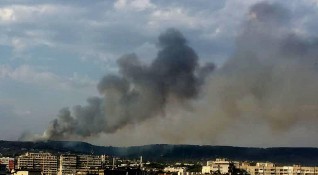 Пожар гори близо до варненския квартал Възраждане съобщава БТА Сигналът