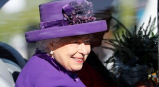 Британската кралица Елизабет Втора върна на австралийско 5 годишно момиченце плюшената