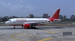 Разкъсван от финансови проблеми индийският национален авиопревозвач променя менюто в