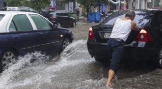 Улиците на Солун са под вода а десетки сгради бяха