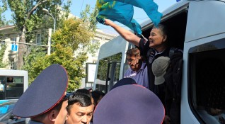 Полицията в Казахстан задържа десетки участници в най новата вълна от